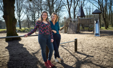 Esther van Lammeren en June Kromjongh bij de opgeknapte speeltuin van Clingendael (foto Phil Nijhuis)